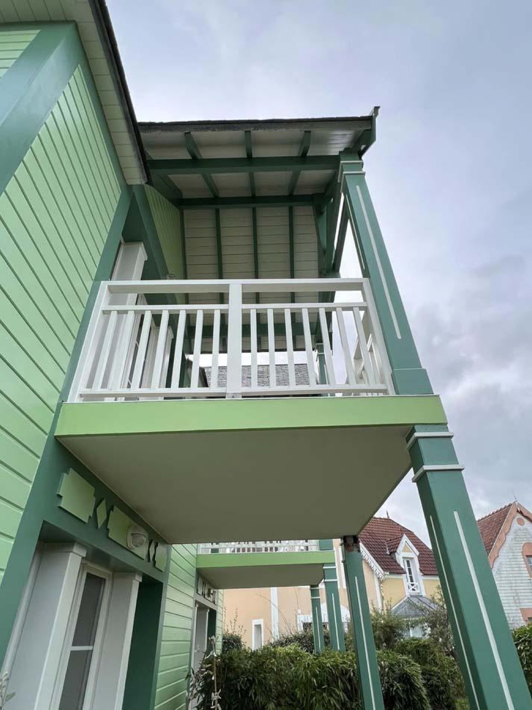 Balcon de villa balnéaire remis en peinture