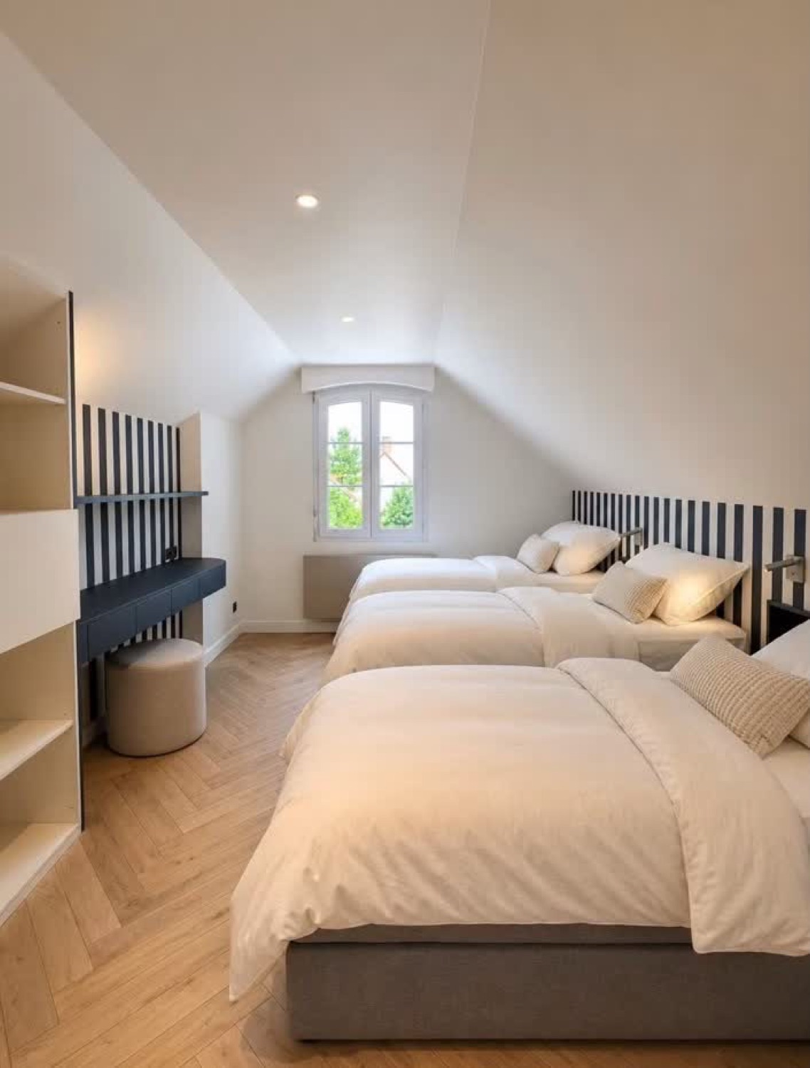 Chambre sous combles, tête de lit rayée