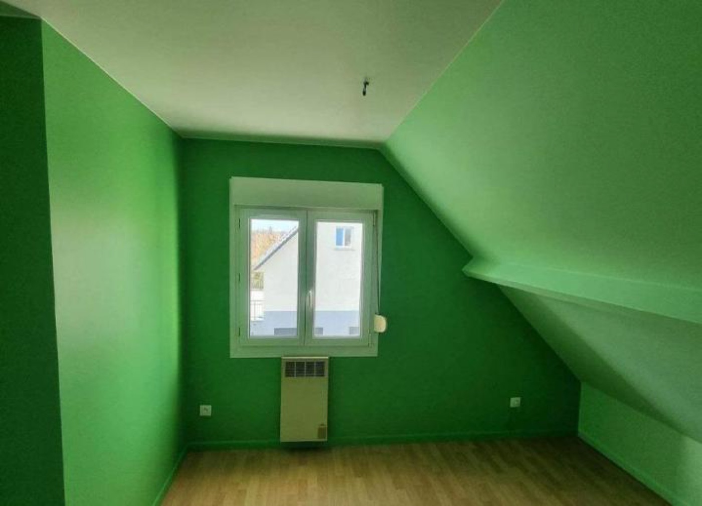 Chambre repeinte dans un vert profond