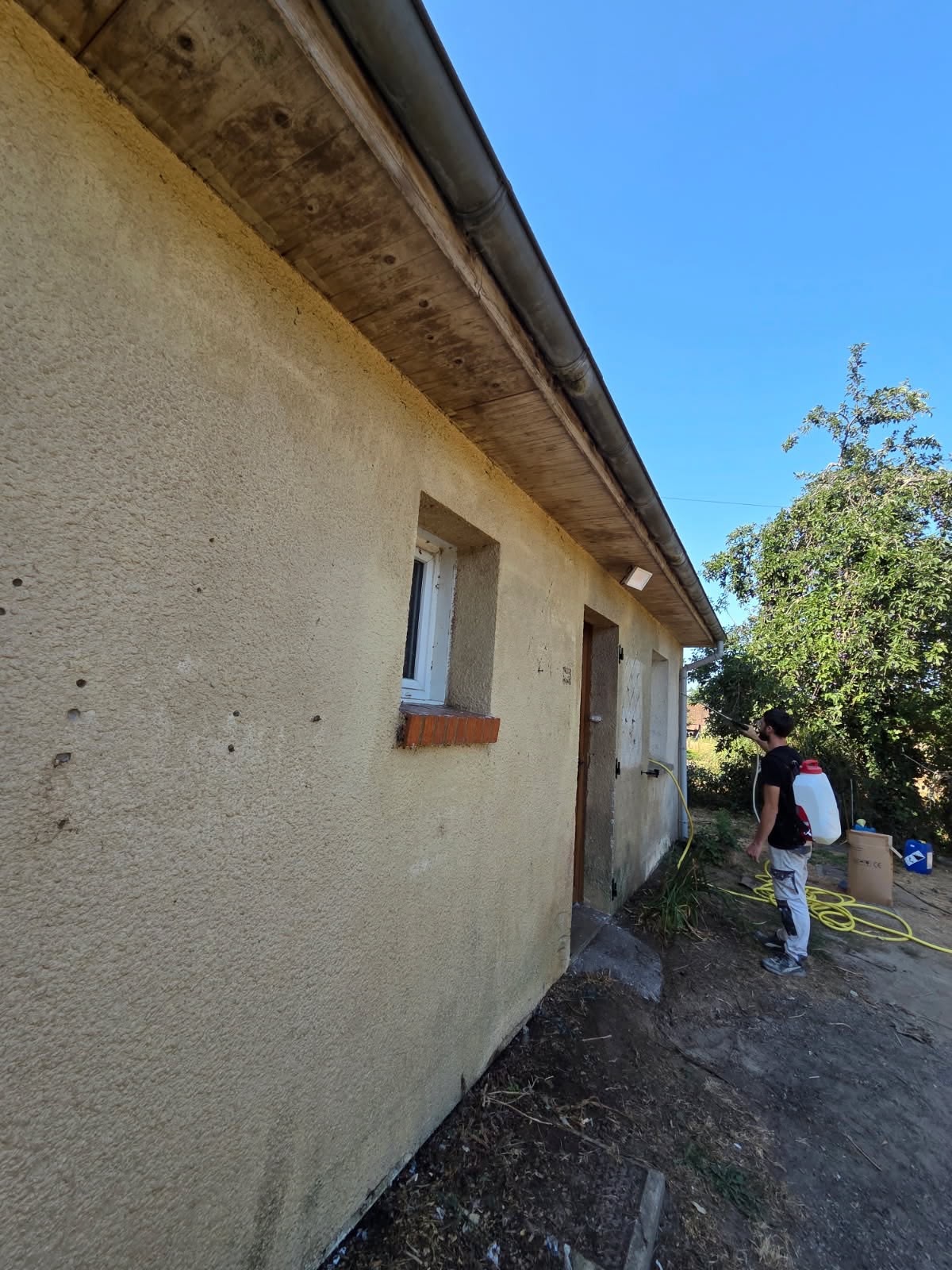 Préparation d'une façade avant mise en peinture