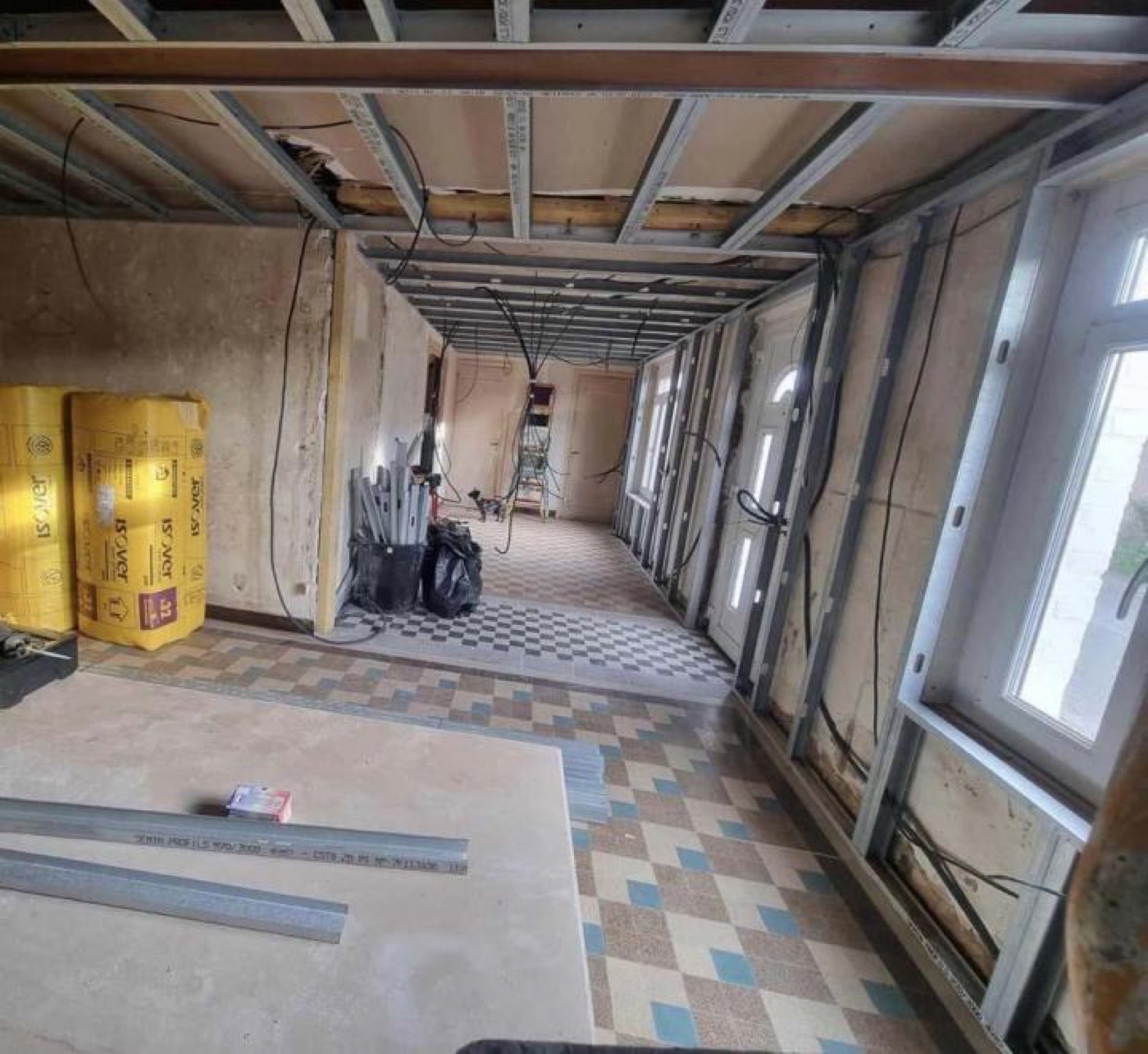 Faux plafond : ossature métallique avant pose des plaques