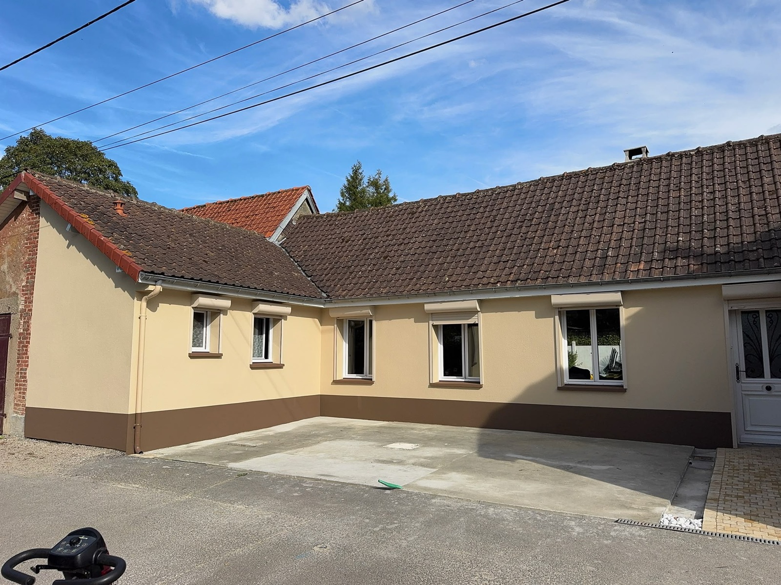 Longère beige ravalée, côté cour