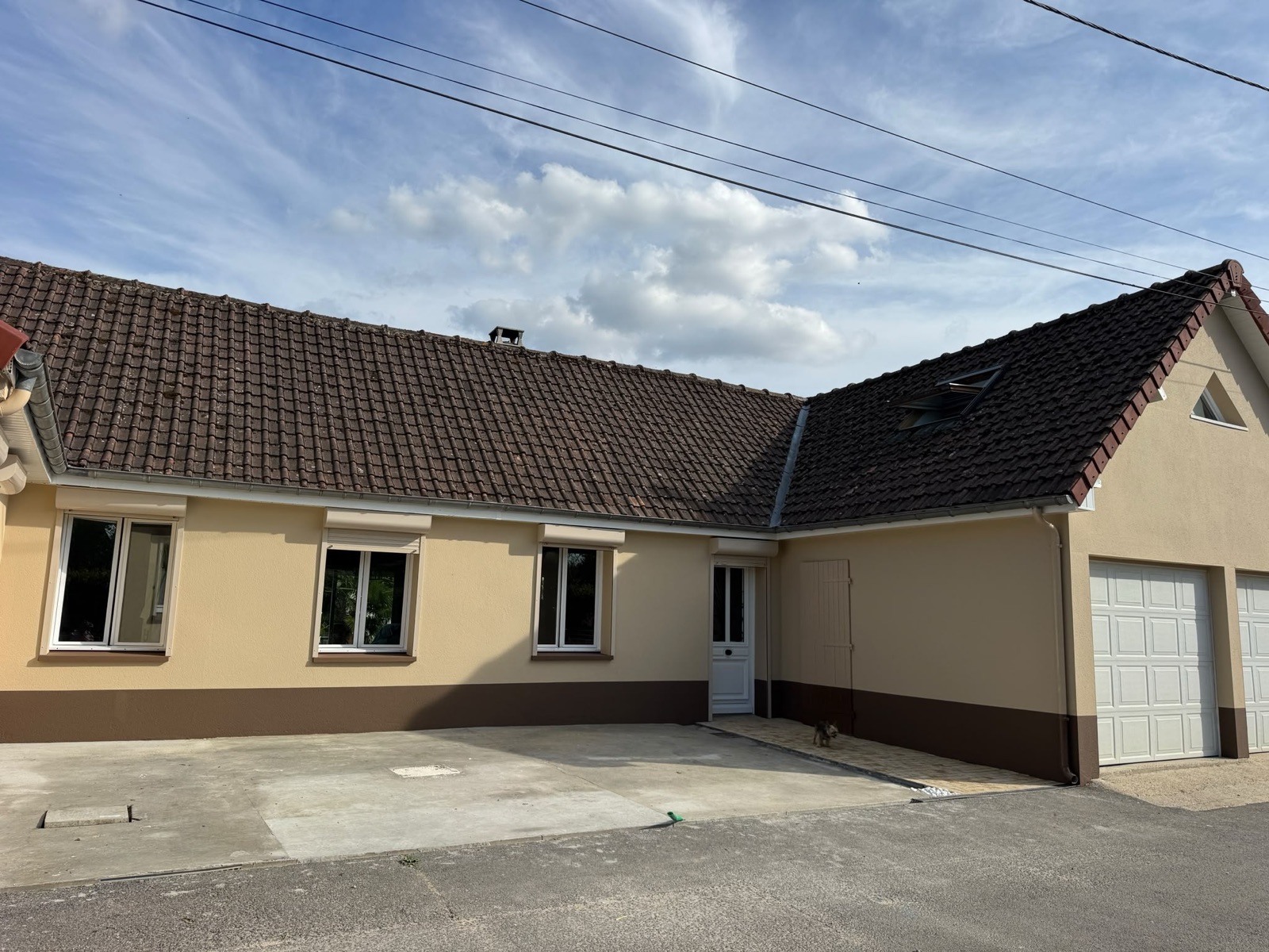 Longère beige ravalée avec garage