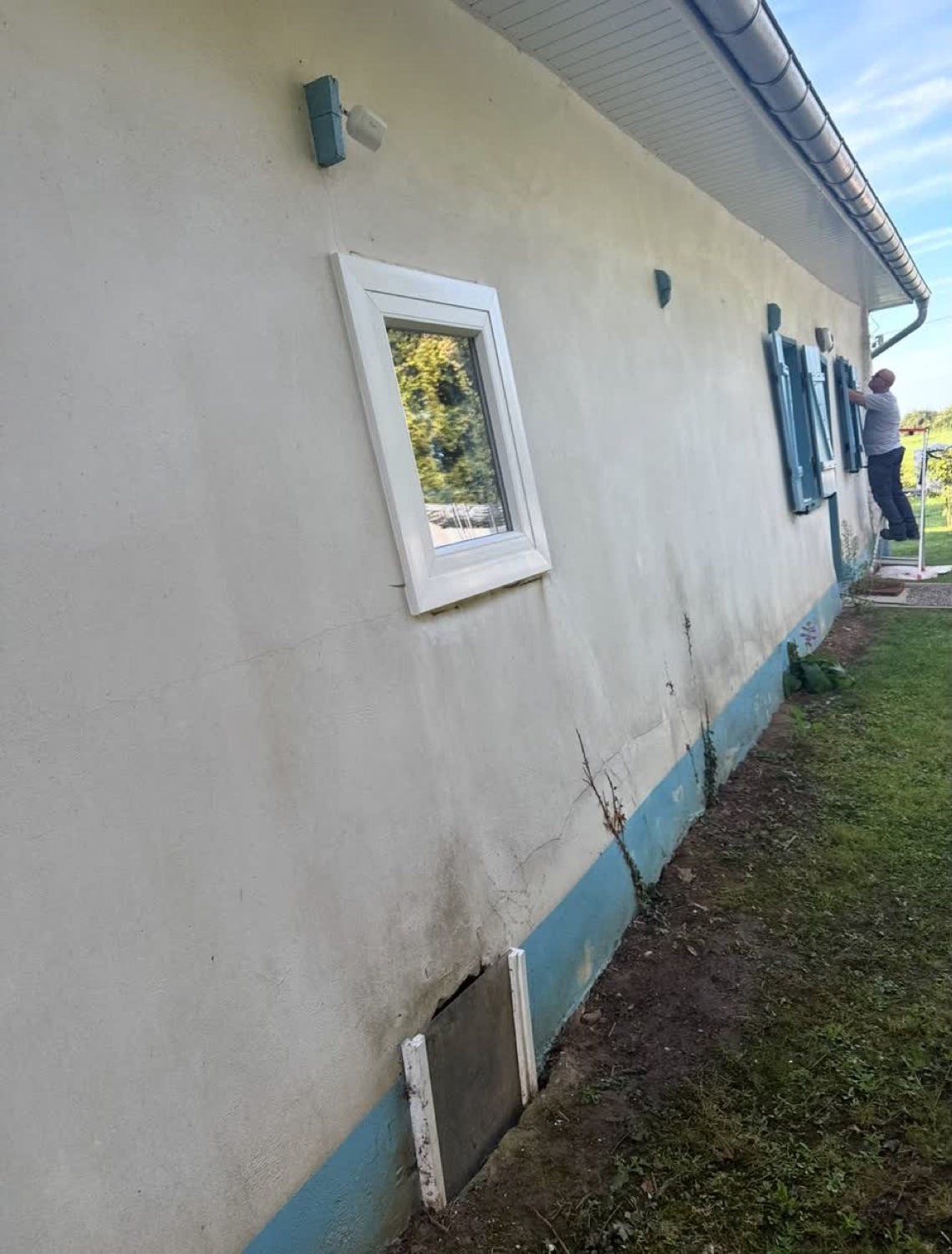 Longère : mise en peinture du soubassement