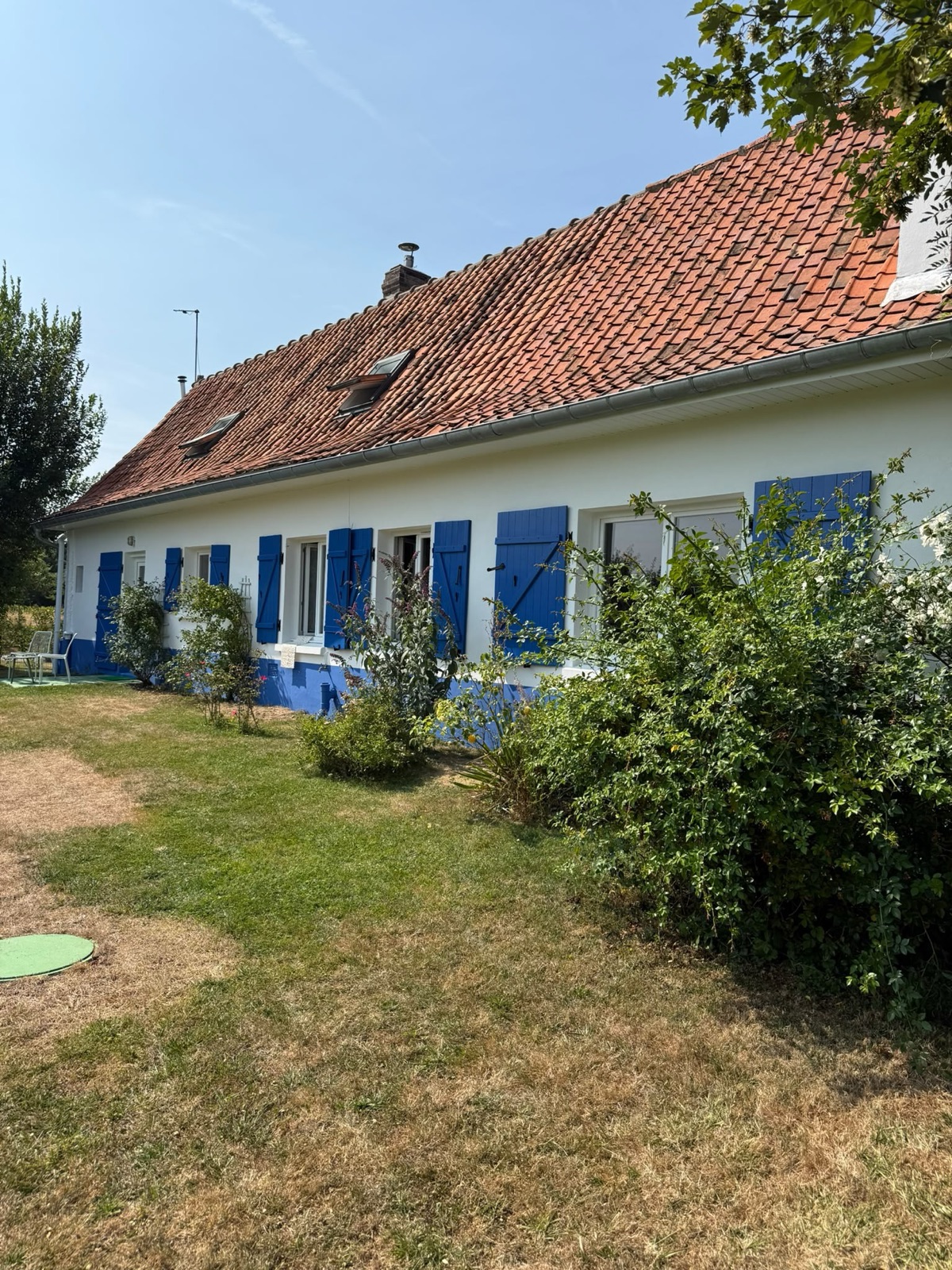 Longère aux volets bleus, façade ravalée