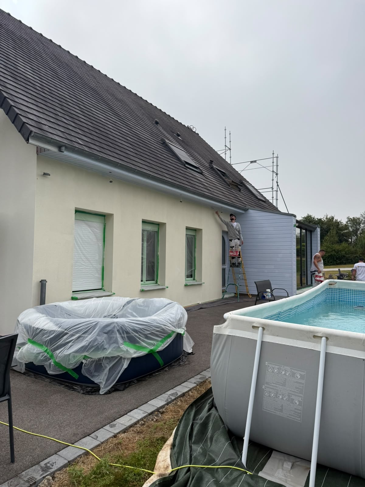 Maison blanche ravalée, côté terrasse