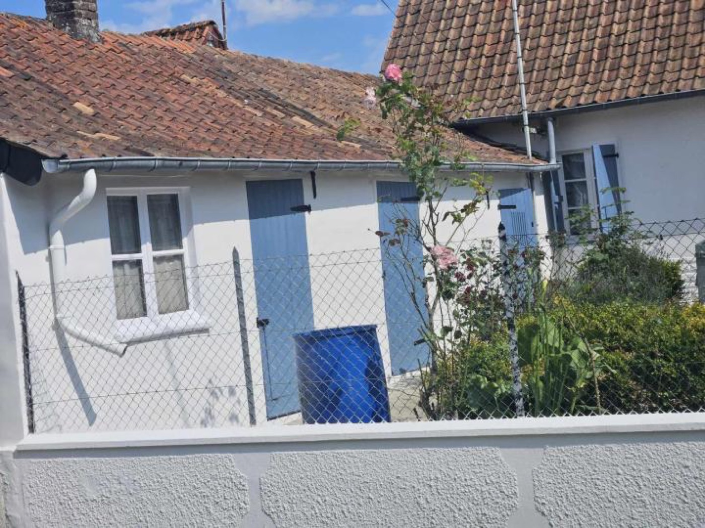 Maison bleu et blanc, côté jardin