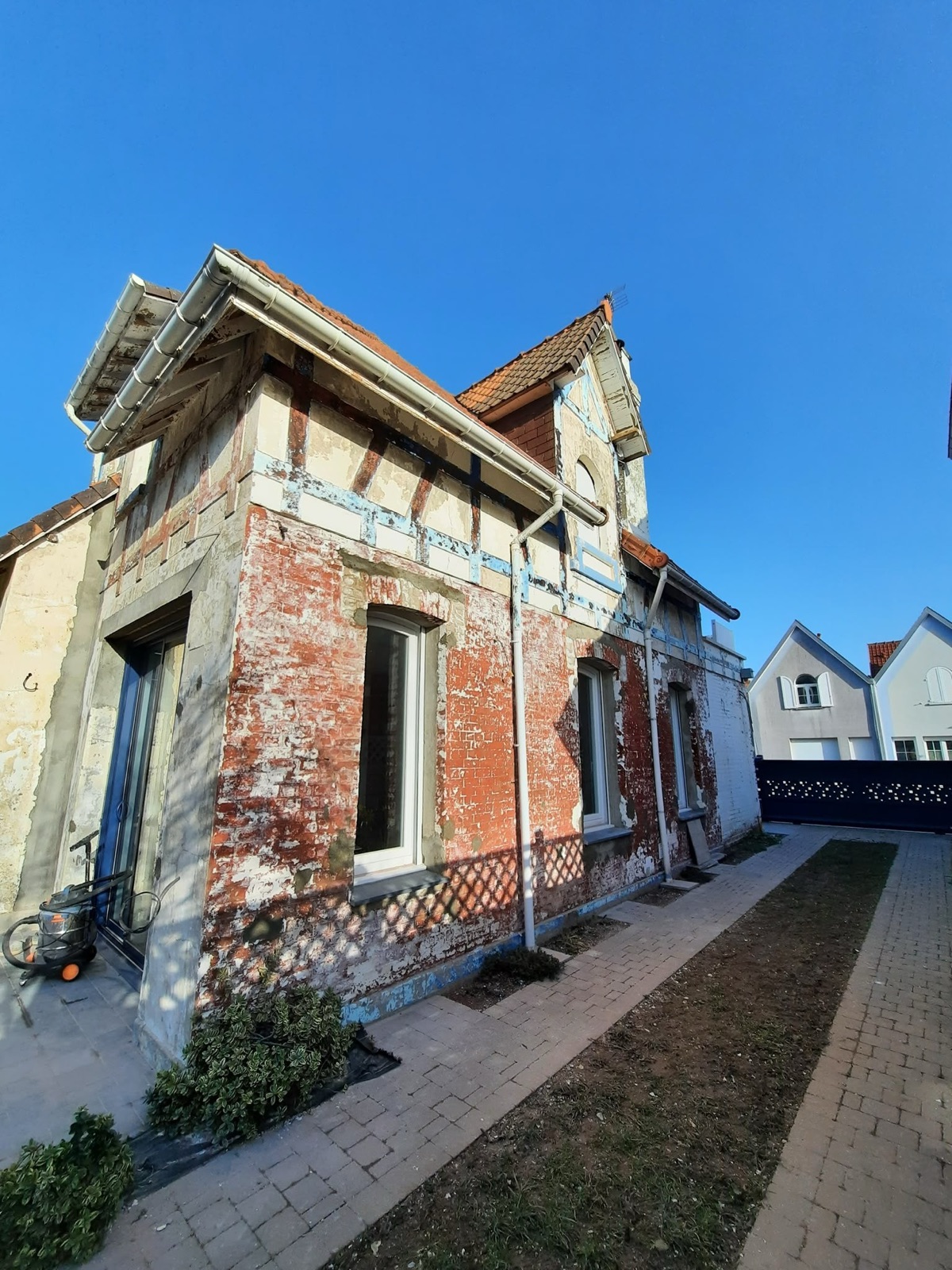Maison en brique très dégradée, avant ravalement