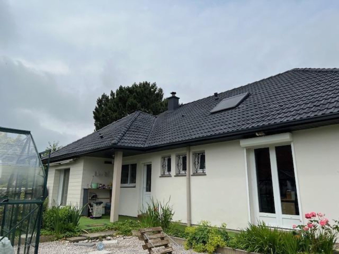 Maison contemporaine grise et blanche
