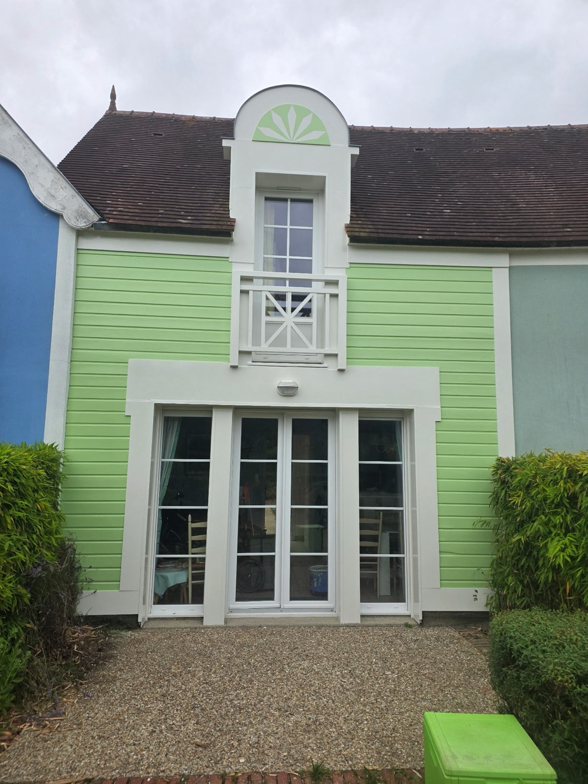 Maison verte : entrée et encadrements blancs