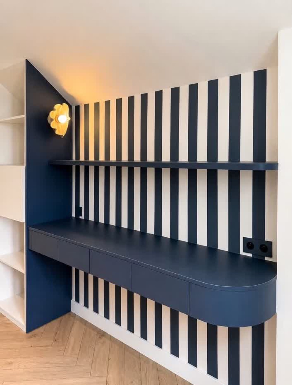 Mur décoratif habillé de tasseaux noirs