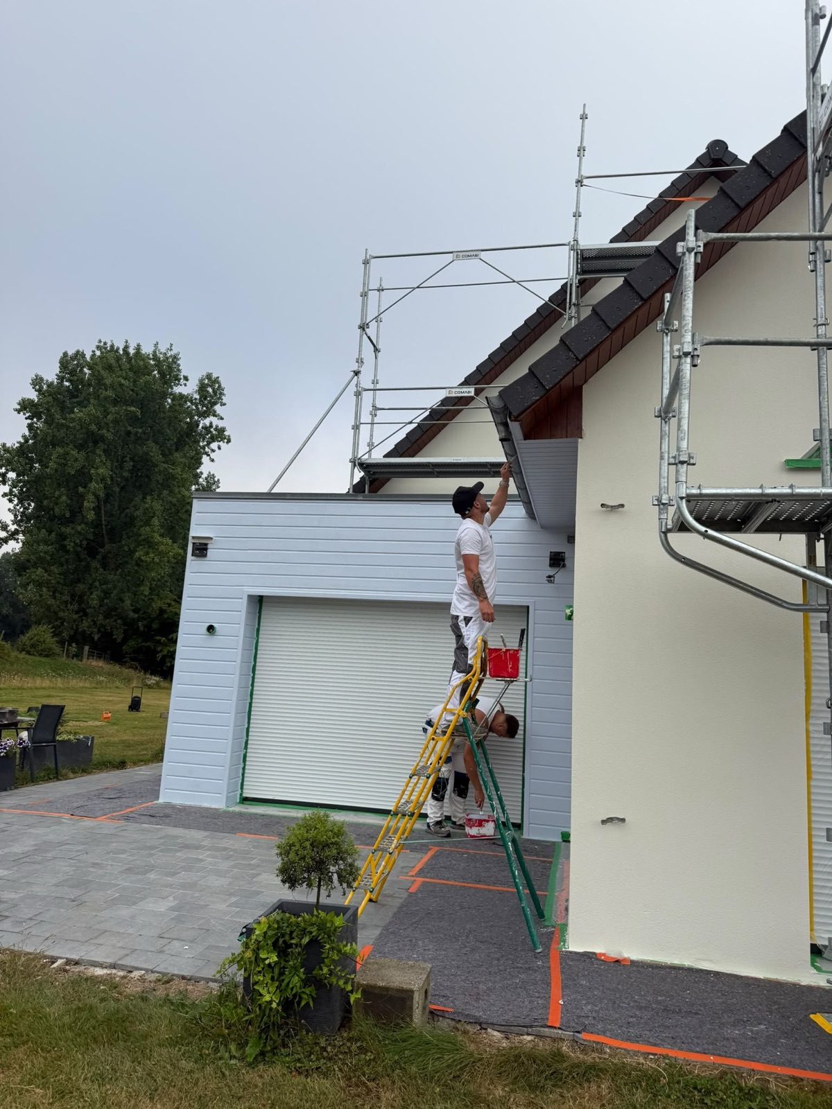 Peinture d'un garage en cours