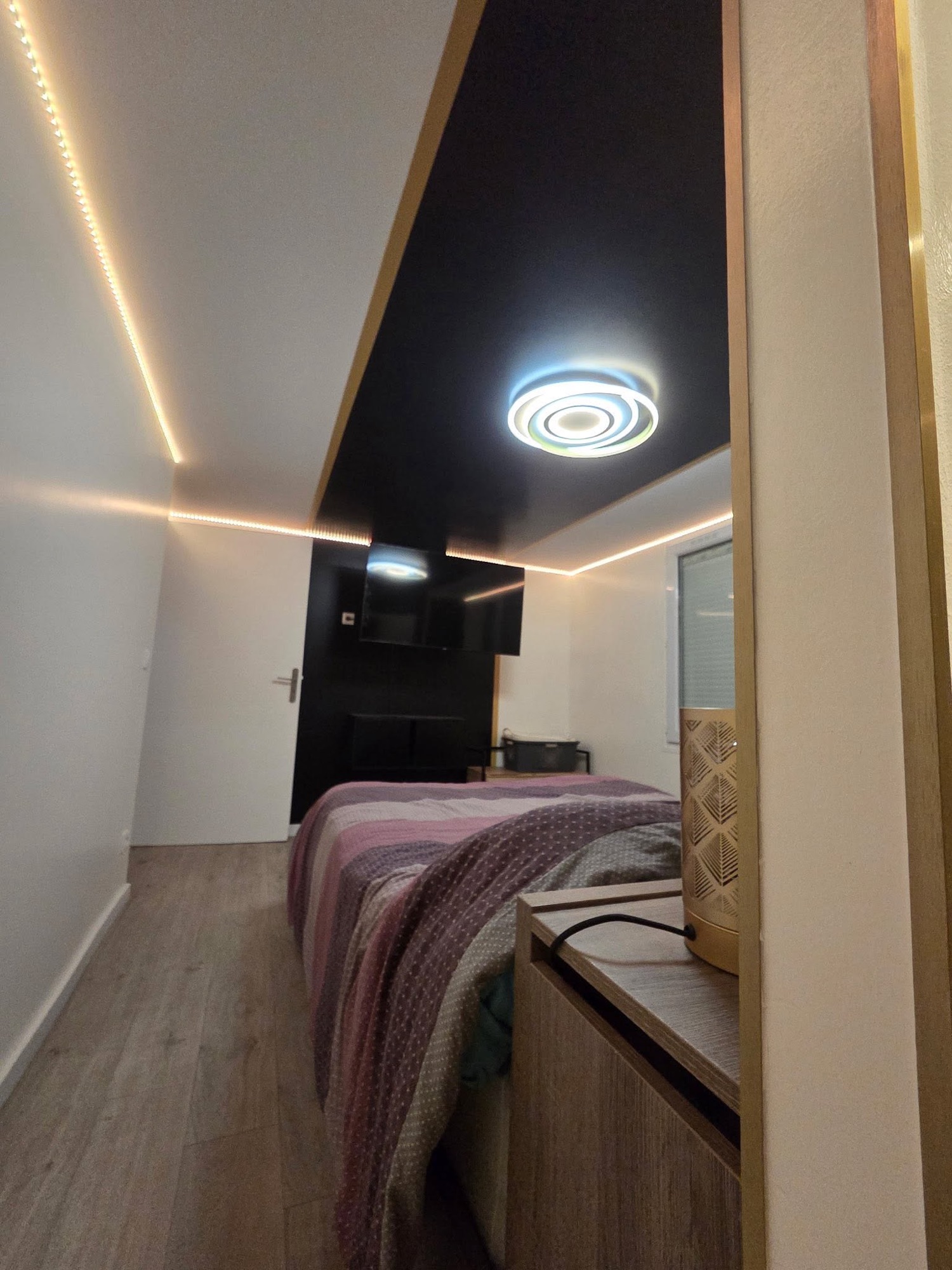 Plafond design noir et or avec éclairage LED indirect