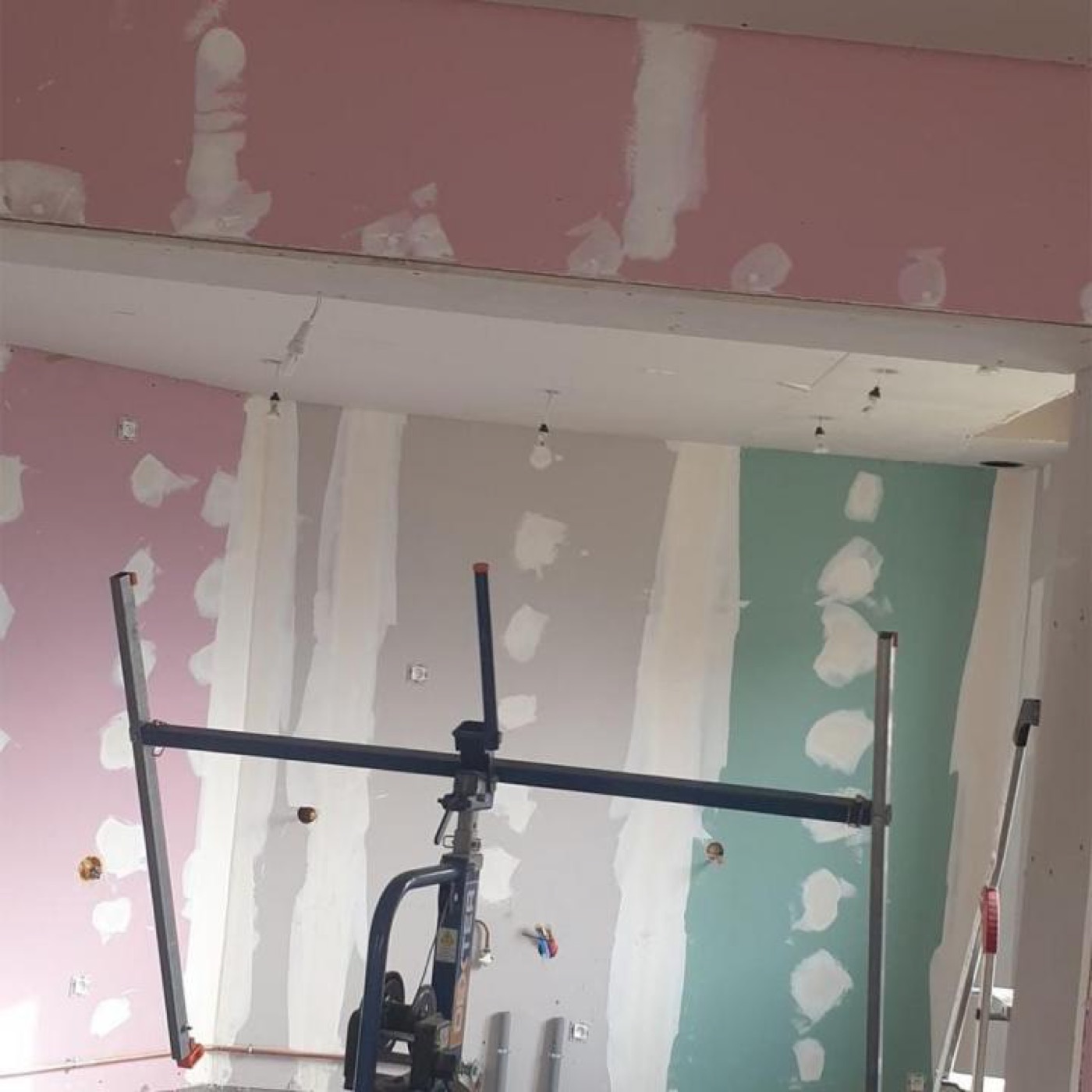 Plâtrerie : bandes et joints avant mise en peinture