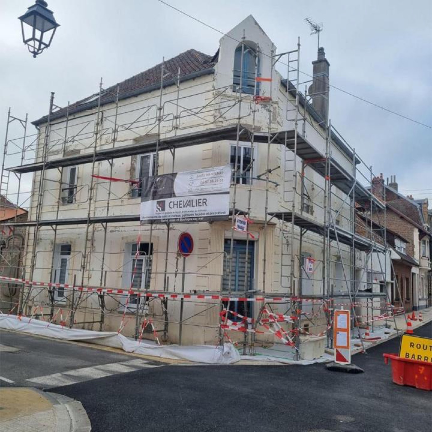 Ravalement en cours sur échafaudage sécurisé