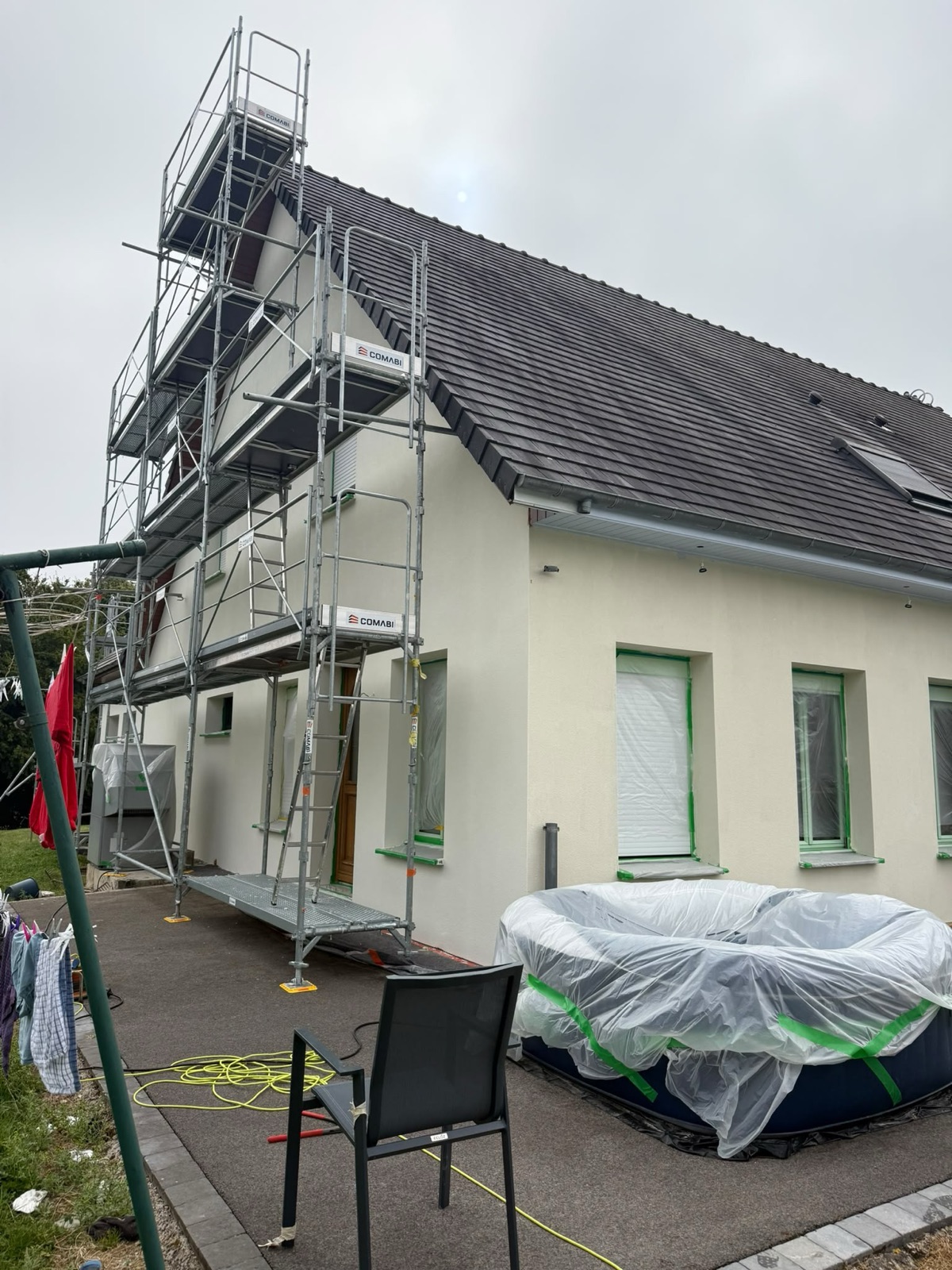 Ravalement de maison sur échafaudage