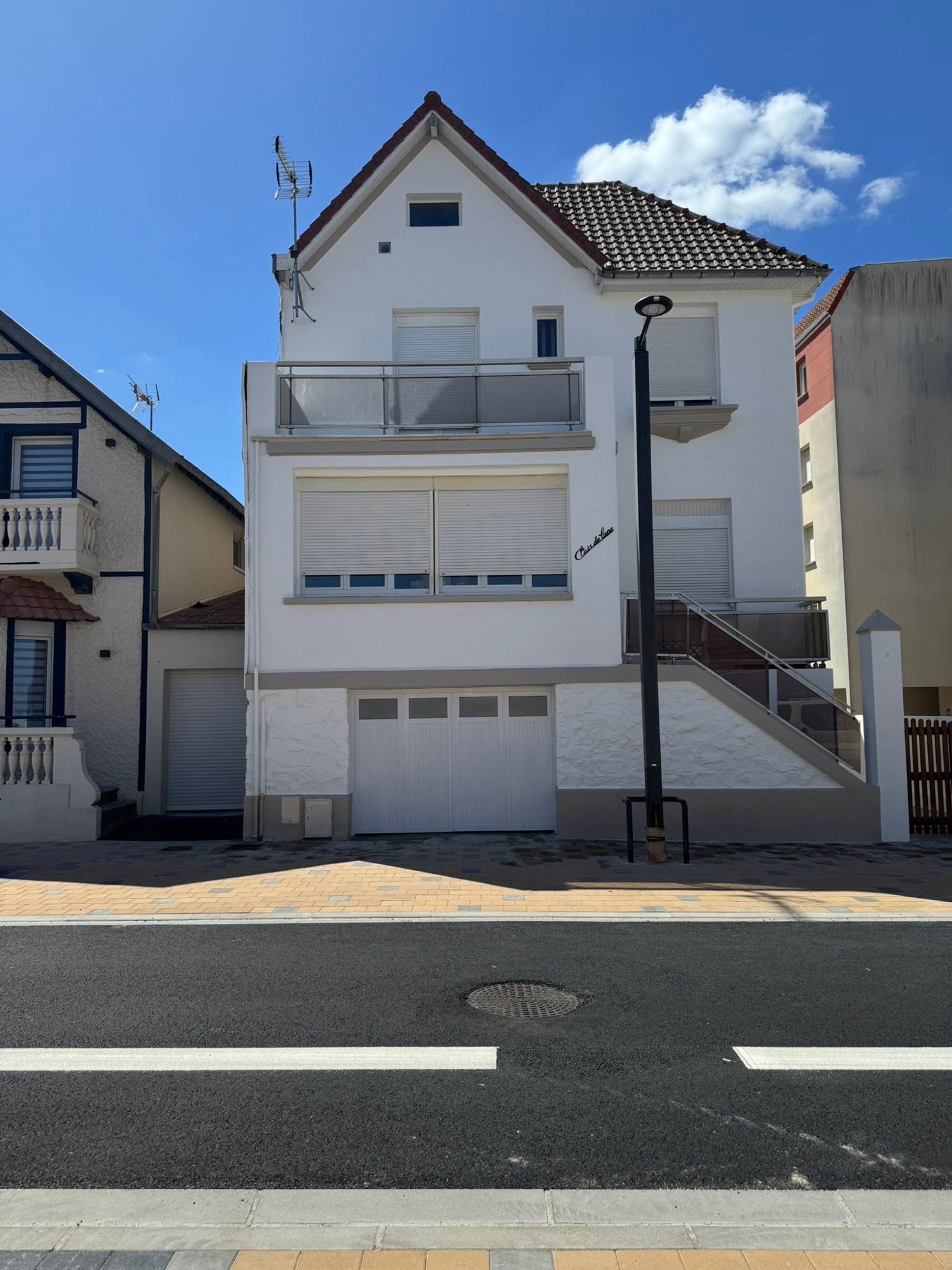 Villa de bord de mer : façade entièrement ravalée en blanc