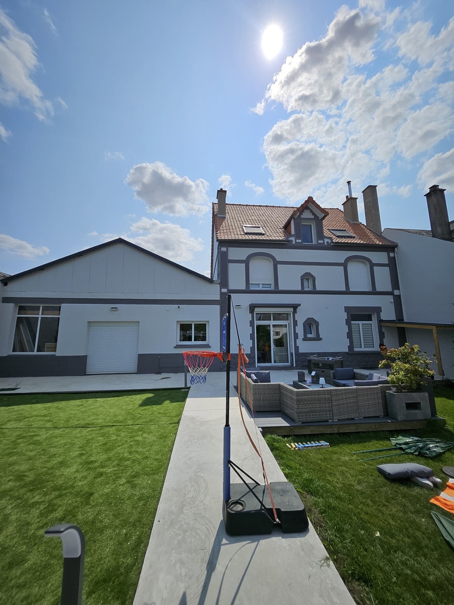 Maison et dépendance rénovées, des façades à la terrasse