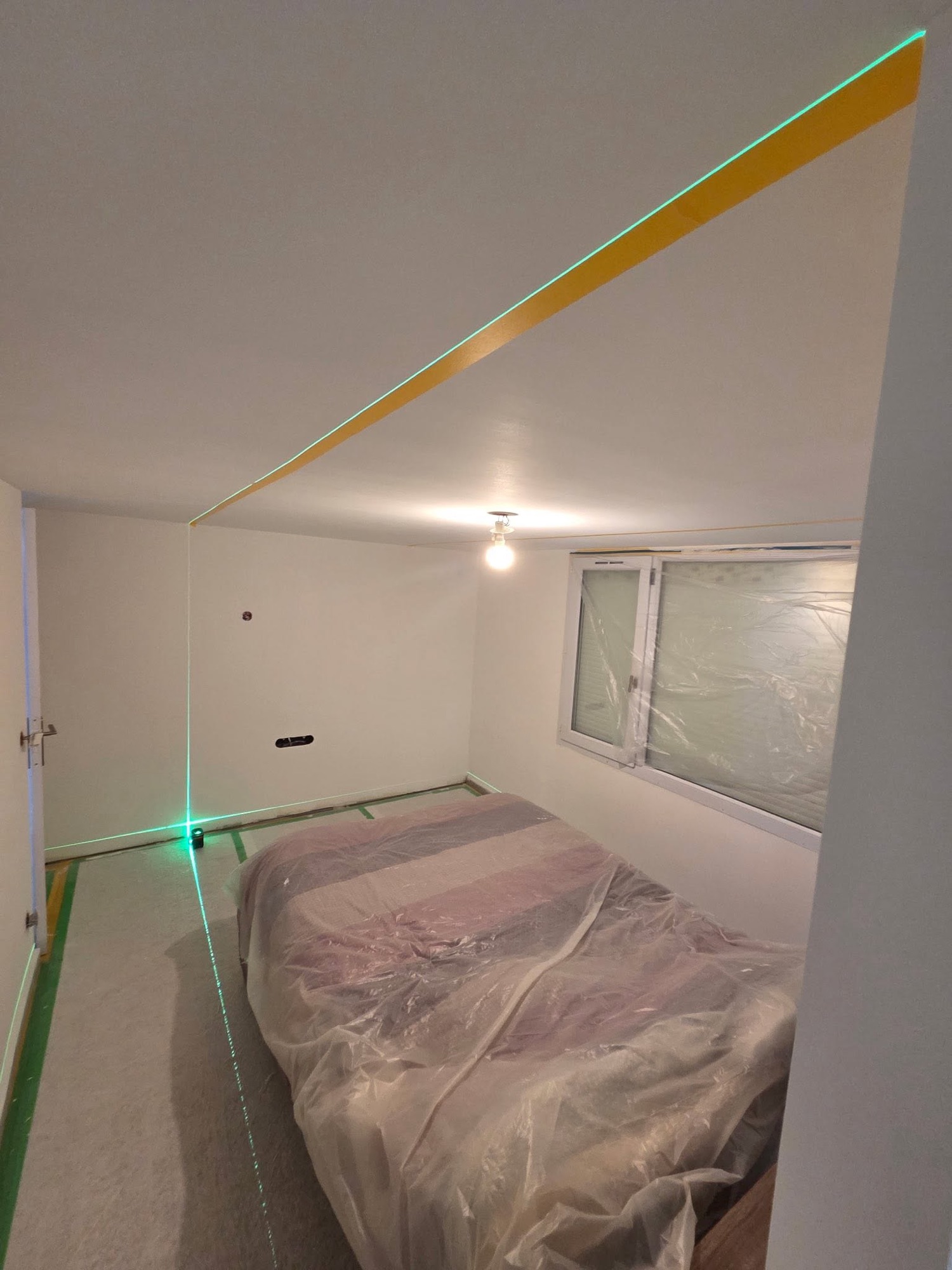 Chambre entièrement protégée et traçage au laser vert avant mise en peinture