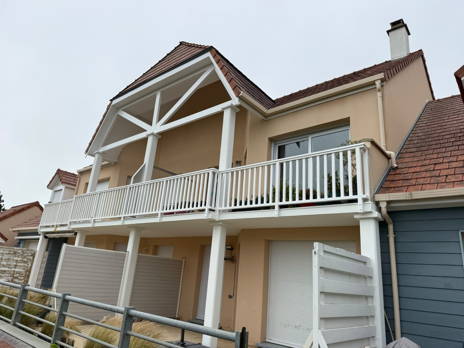 Villa beige à balcon, façade ravalée