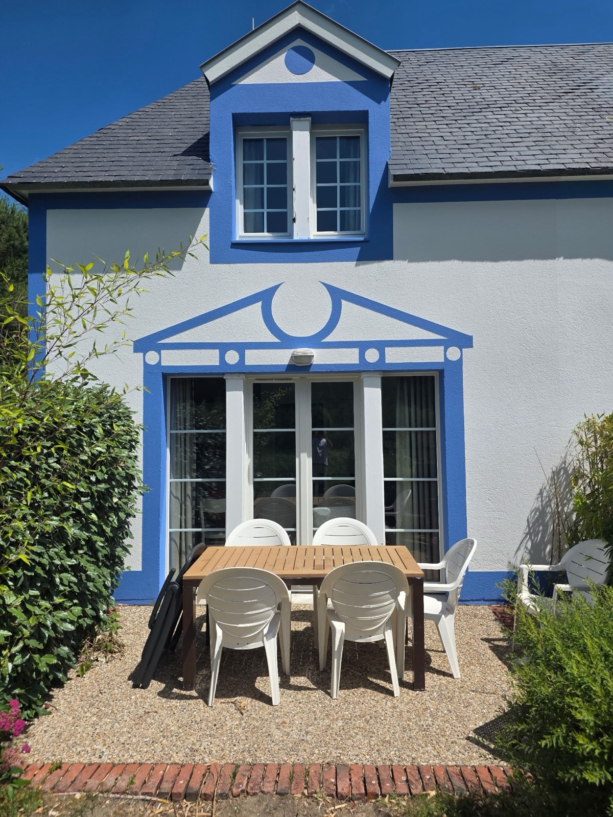Villa blanche à fronton bleu, côté terrasse