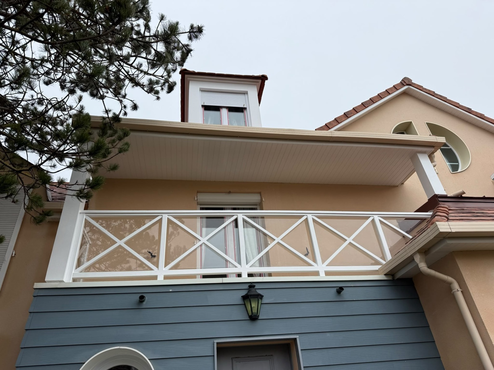 Villa bleu-gris à balcon, bardage repeint