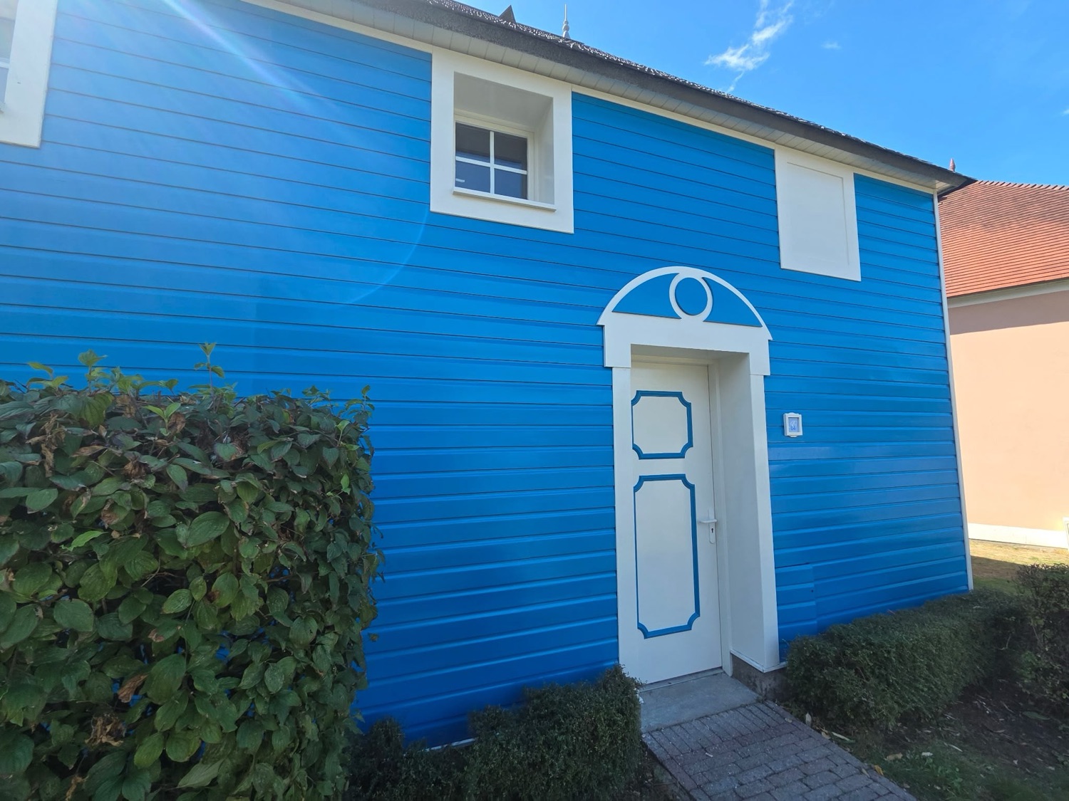 Maison en bardage bleu — après