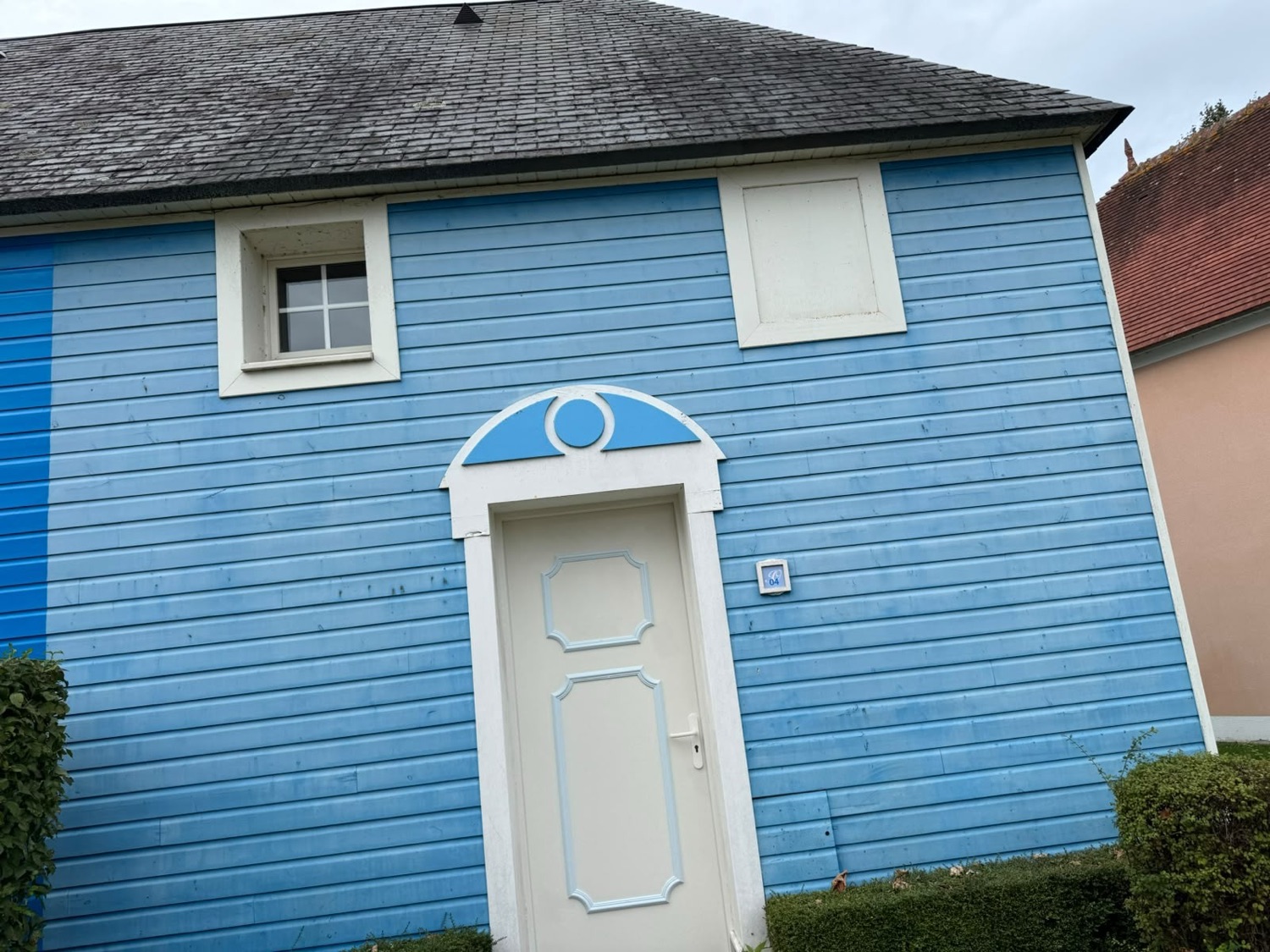 Maison en bardage bleu — avant