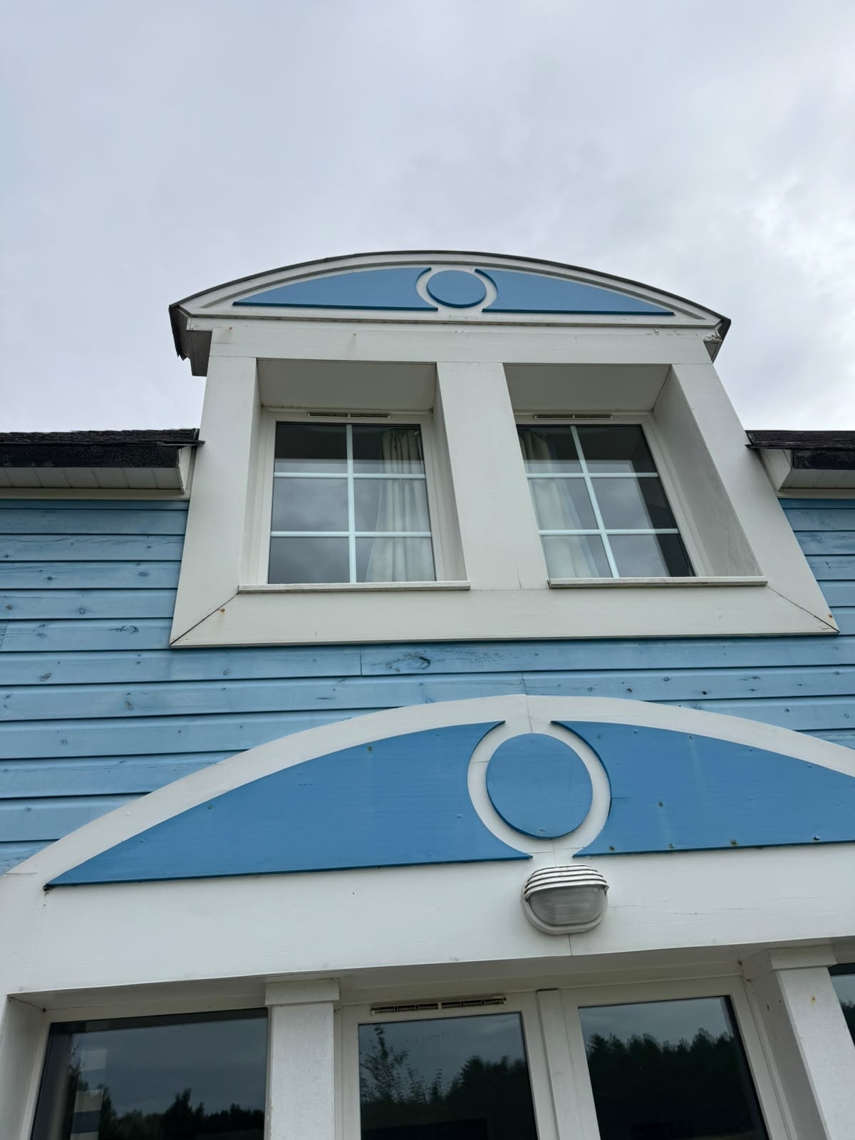 Villa bleue : lucarne et encadrements blancs