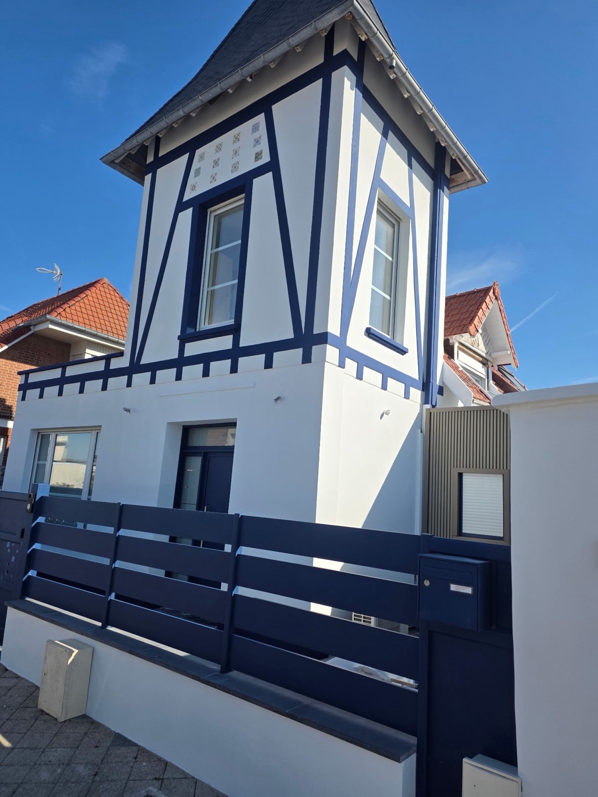 Villa à colombages : façade blanche et colombages bleu nuit