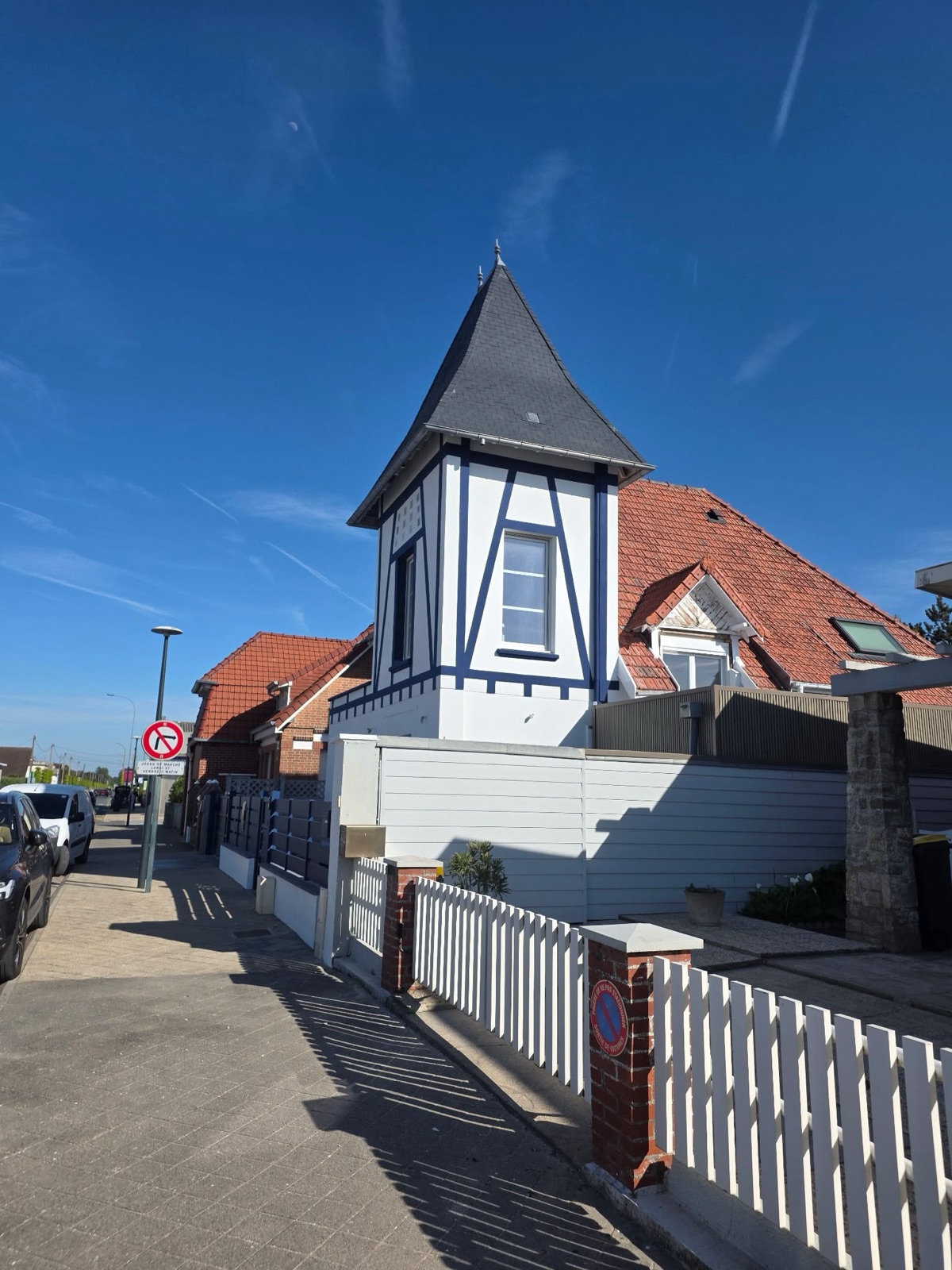 Villa à colombages ravalée, côté rue