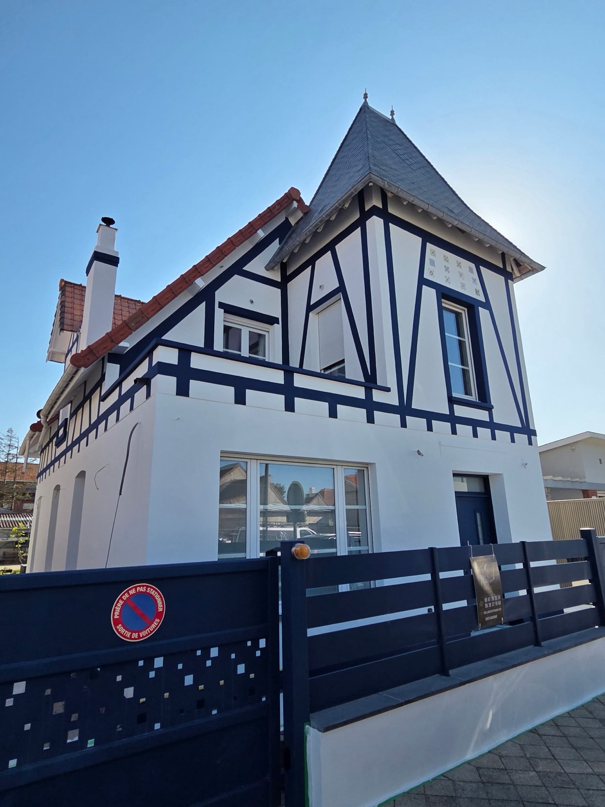 Villa à colombages restaurée : tourelle et pans de bois repeints