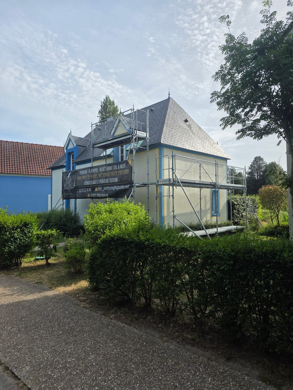 Villa en cours de ravalement, échafaudage monté