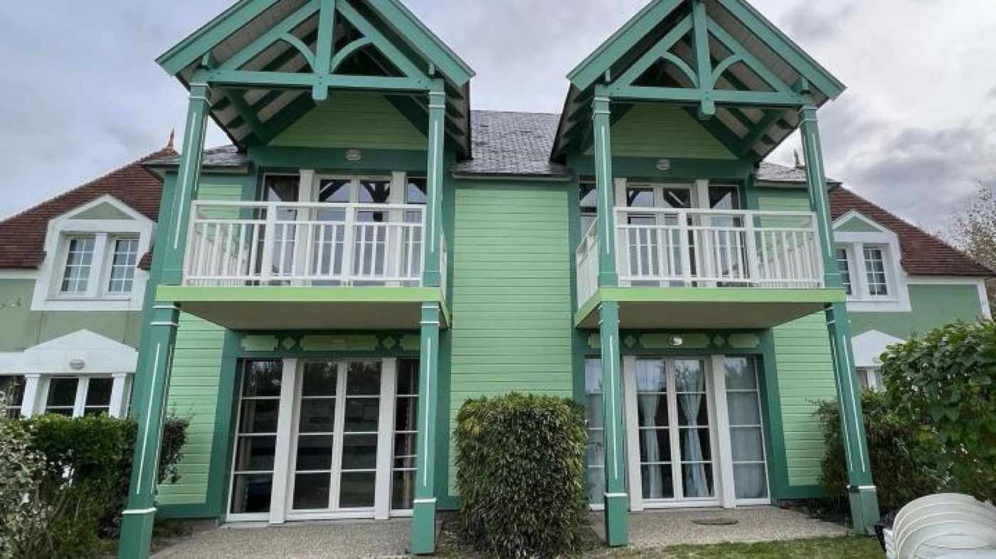 Villas balnéaires : bardages et balcons repeints en vert
